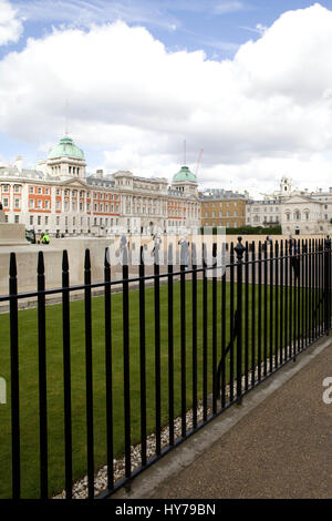 Geländer zu Horseguards Parade und das Old Admiralty Building Stockfoto