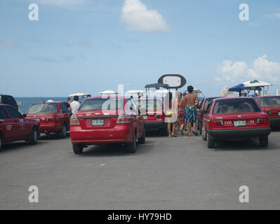 Junge Menschen raus aus dem Taxi und zu Fuß in Richtung Strand, Taxi-Parkplatz Stockfoto