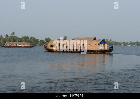 Indien, Bundesstaat Kerala aka Ernakulam, Allepey, der Backwaters. Traditionelles Sightseeing & Übernachtung Hausboot durch die Kanäle und Seen von der Backw Stockfoto