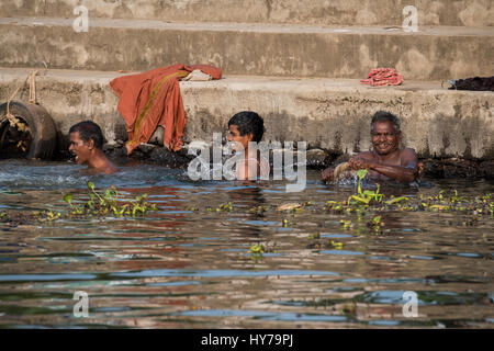 Indien, Bundesstaat Kerala aka Ernakulam, Allepey, der Backwaters. Einheimische Männer Baden in den Kanal und Wasserstraßen der Backwaters. Stockfoto