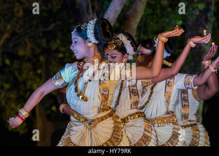Indien, Bundesstaat Kerala aka Ernakulam, Allepey, der Backwaters. Traditionelle Mohiniyattam-Tanz-Performance. Stockfoto