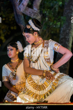 Indien, Bundesstaat Kerala aka Ernakulam, Allepey, der Backwaters. Traditionelle Mohiniyattam-Tanz-Performance. Stockfoto