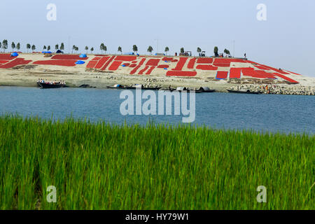 Rote Chilischoten getrocknet auf den Jamuna Char (Jamuna Flussinsel) am Sariakandi in Bogra, Bangladesch. Stockfoto