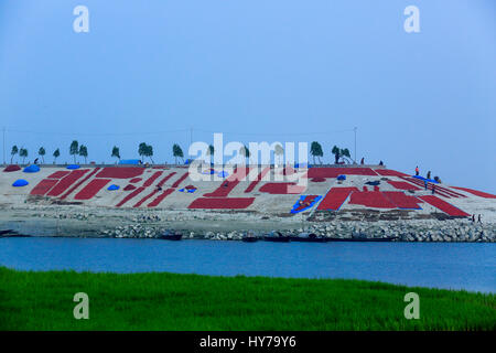 Rote Chilischoten getrocknet auf den Jamuna Char (Jamuna Flussinsel) am Sariakandi in Bogra, Bangladesch. Stockfoto