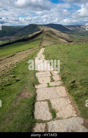 Gepflasterten Pfad auf die Gratwanderung von Mam Tor zu verlieren Hill im Peak District, Derbyshire, England. Stockfoto