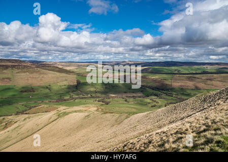 Schöne Aussicht auf Peak District Hügel von Lose-Hügel in der Nähe von Castleton, Derbyshire, England. Blick hinunter ins Tal Edale. Stockfoto