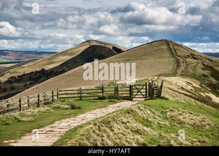 Gepflasterten Pfad auf die Gratwanderung von Mam Tor zu verlieren Hill im Peak District, Derbyshire, England. Stockfoto