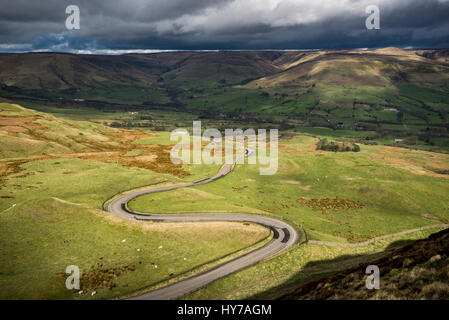 Kurvenreich, kurvenreiche Straße führt in das Vale Edale im Peak District, Derbyshire. Stockfoto