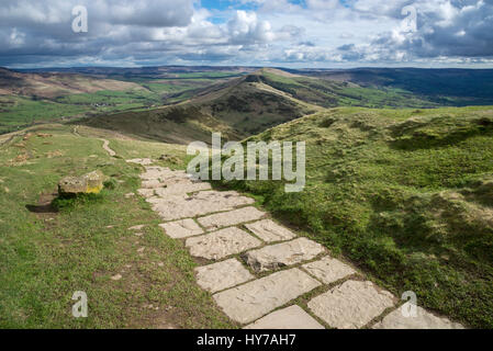 Gepflasterten Pfad auf die Gratwanderung von Mam Tor zu verlieren Hill im Peak District, Derbyshire, England. Stockfoto