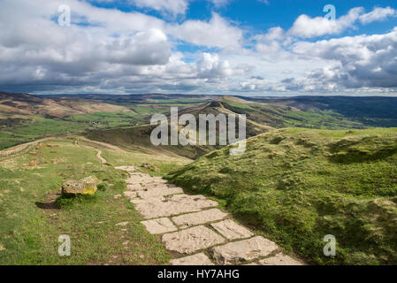 Gepflasterten Pfad auf die Gratwanderung von Mam Tor zu verlieren Hill im Peak District, Derbyshire, England. Stockfoto