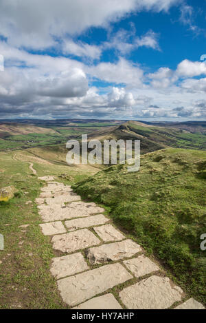 Gepflasterten Pfad auf die Gratwanderung von Mam Tor zu verlieren Hill im Peak District, Derbyshire, England. Stockfoto