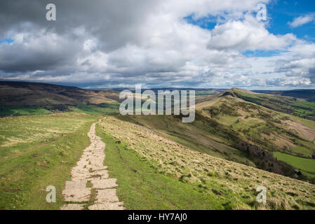 Gepflasterten Pfad auf die Gratwanderung von Mam Tor zu verlieren Hill im Peak District, Derbyshire, England. Stockfoto