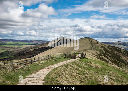 Gepflasterten Pfad auf die Gratwanderung von Mam Tor zu verlieren Hill im Peak District, Derbyshire, England. Stockfoto