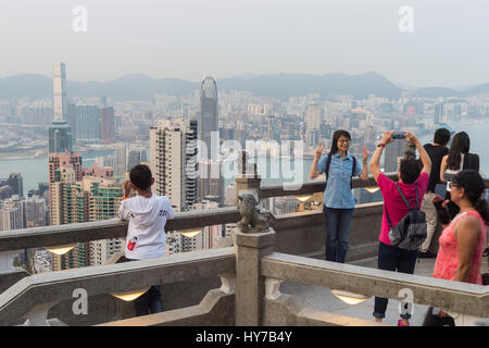 Hong Kong, China - 6. April 2015: Touristen Blick auf Skyline von Hong Kong aus Victoria Peak Stockfoto