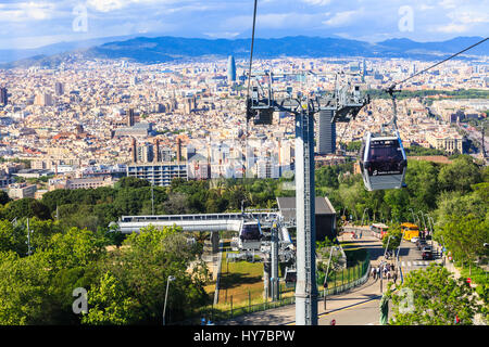 Barcelona, Spanien - 29. Mai 2016: Montjuic Standseilbahn, Panaramic Blick auf Barcelona, Wolkenkratzer Tower Aguas de Barcelona Stockfoto