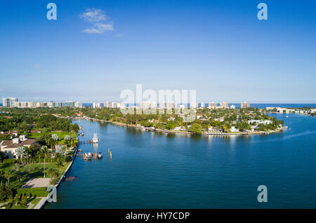 Luftaufnahme des Indian Creek, Surfside und Miami Beach in Florida. Stockfoto