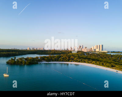 Luftaufnahme von Oleta River State Park, Halouver und Sunny Isles in Miami, Florida. Stockfoto