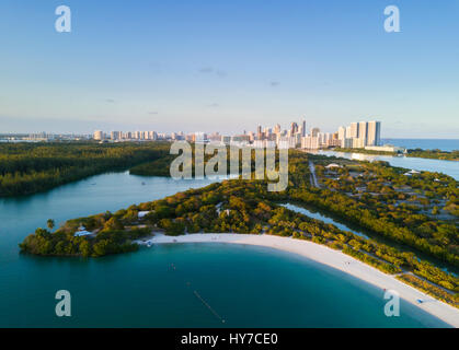 Luftaufnahme von Oleta River State Park, Halouver und Sunny Isles in Miami, Florida. Stockfoto