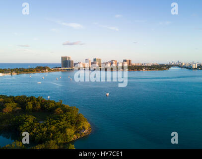 Luftaufnahme von Oleta River State Park, Halouver-Sandbank, Boote und Bal Harbour in Miami, Florida. Stockfoto