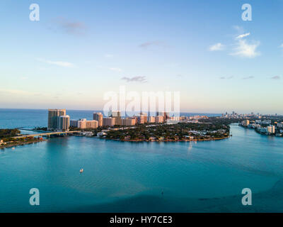 Luftaufnahme des Halouver Sandbank, Boote und Tipp von Bal Harbour in Miami, Florida. Stockfoto