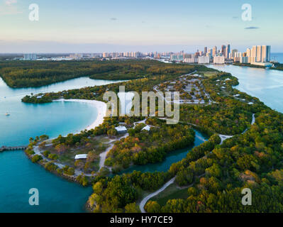 Luftaufnahme von Oleta River State Park, Halouver und Sunny Isles in Miami, Florida. Stockfoto