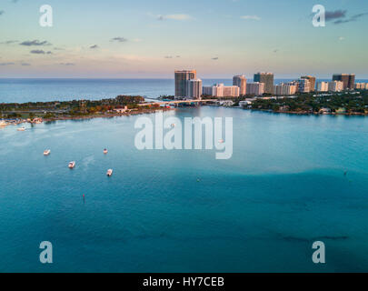 Luftaufnahme des Halouver Sandbank, Boote und Tipp von Bal Harbour in Miami, Florida. Stockfoto