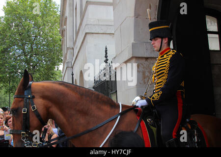 Ein Soldat auf dem Pferderücken auf Horse Guards Parade London UK Stockfoto