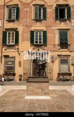 Bronzestatue von Giacomo Puccini in einem Quadrat von seinem Geburtsort in der Toskana Lucca, Italien Stockfoto