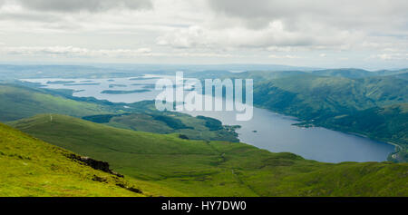 Blick auf Loch Lomond ein Süßwasser schottischen Loch von der Spitze der Ben Lomond an einem sonnigen Tag. Schottland (UK). Stockfoto