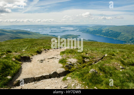 Weg an die Spitze der Ben Lomond an einem sonnigen Tag. Loch Lomond im Hintergrund. Schottland (UK). Stockfoto