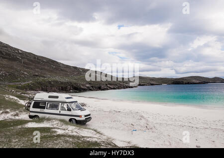 Wohnmobil geparkt an einem Strand in der Isle of Lewis, äußeren Hebriden, Schottland, Großbritannien. Stockfoto