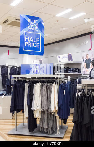Debenhams blauen Kreuz Verkauf Stockfoto