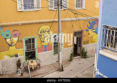 Bunte Wandmalereien schmücken die Wand eines Hauses in der Hafen Valparaiso in Chile Stockfoto