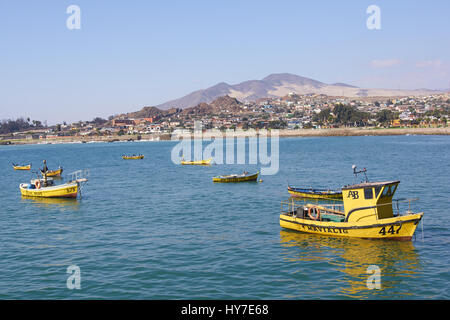 Kleine Küstenfischerei Angelboote/Fischerboote in der Bucht bei Huasco, vor der Küste von der Atacama-Wüste in Chile Stockfoto