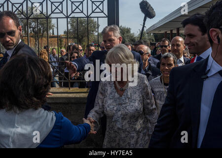 Ercolano, Italien. 1. April 2017. Camilla, Herzogin von Cornwall heute besuchten die Ausgrabungen von Herculaneum in kleine Stadt Ercolano, Naples. Als UNESCO-Weltkulturerbe ist bekannt als einer der wenigen alten Städte, die nun in viel von seiner ursprünglichen Pracht, sowie für verlorengegangen, zusammen mit Pompeji, Stabiae, Oplontis und Boscoreale, in der Ausbruch des Vesuvs im Jahr 79 n. Chr., die es begraben gesehen werden kann. Bildnachweis: Bledar Hasko/Pacific Press/Alamy Live-Nachrichten Stockfoto