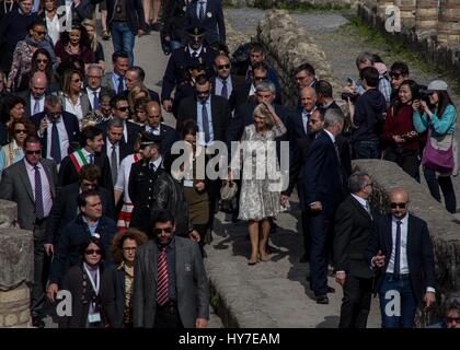 Ercolano, Italien. 1. April 2017. Camilla, Herzogin von Cornwall heute besuchten die Ausgrabungen von Herculaneum in kleine Stadt Ercolano, Naples. Als UNESCO-Weltkulturerbe ist bekannt als einer der wenigen alten Städte, die nun in viel von seiner ursprünglichen Pracht, sowie für verlorengegangen, zusammen mit Pompeji, Stabiae, Oplontis und Boscoreale, in der Ausbruch des Vesuvs im Jahr 79 n. Chr., die es begraben gesehen werden kann. Bildnachweis: Bledar Hasko/Pacific Press/Alamy Live-Nachrichten Stockfoto