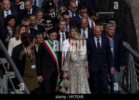 Ercolano, Italien. 1. April 2017. Camilla, Herzogin von Cornwall heute besuchten die Ausgrabungen von Herculaneum in kleine Stadt Ercolano, Naples. Als UNESCO-Weltkulturerbe ist bekannt als einer der wenigen alten Städte, die nun in viel von seiner ursprünglichen Pracht, sowie für verlorengegangen, zusammen mit Pompeji, Stabiae, Oplontis und Boscoreale, in der Ausbruch des Vesuvs im Jahr 79 n. Chr., die es begraben gesehen werden kann. Bildnachweis: Bledar Hasko/Pacific Press/Alamy Live-Nachrichten Stockfoto