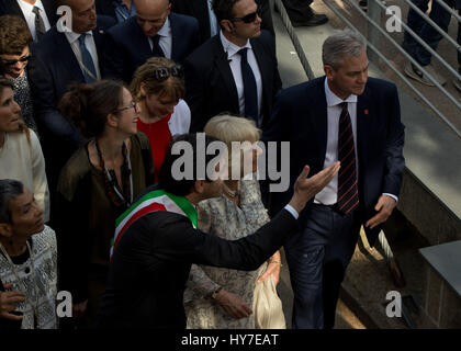 Ercolano, Italien. 1. April 2017. Camilla, Herzogin von Cornwall heute besuchten die Ausgrabungen von Herculaneum in kleine Stadt Ercolano, Naples. Als UNESCO-Weltkulturerbe ist bekannt als einer der wenigen alten Städte, die nun in viel von seiner ursprünglichen Pracht, sowie für verlorengegangen, zusammen mit Pompeji, Stabiae, Oplontis und Boscoreale, in der Ausbruch des Vesuvs im Jahr 79 n. Chr., die es begraben gesehen werden kann. Bildnachweis: Bledar Hasko/Pacific Press/Alamy Live-Nachrichten Stockfoto