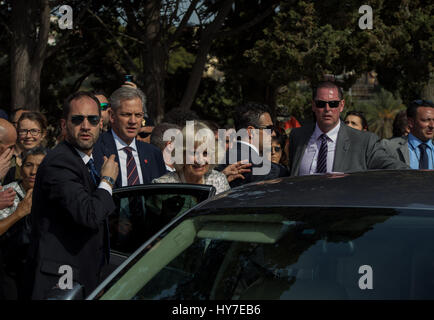 Ercolano, Italien. 1. April 2017. Camilla, Herzogin von Cornwall heute besuchten die Ausgrabungen von Herculaneum in kleine Stadt Ercolano, Naples. Als UNESCO-Weltkulturerbe ist bekannt als einer der wenigen alten Städte, die nun in viel von seiner ursprünglichen Pracht, sowie für verlorengegangen, zusammen mit Pompeji, Stabiae, Oplontis und Boscoreale, in der Ausbruch des Vesuvs im Jahr 79 n. Chr., die es begraben gesehen werden kann. Bildnachweis: Bledar Hasko/Pacific Press/Alamy Live-Nachrichten Stockfoto