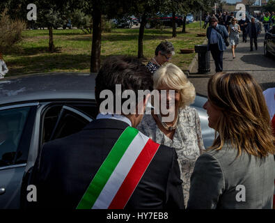 Ercolano, Italien. 1. April 2017. Camilla, Herzogin von Cornwall heute besuchten die Ausgrabungen von Herculaneum in kleine Stadt Ercolano, Naples. Als UNESCO-Weltkulturerbe ist bekannt als einer der wenigen alten Städte, die nun in viel von seiner ursprünglichen Pracht, sowie für verlorengegangen, zusammen mit Pompeji, Stabiae, Oplontis und Boscoreale, in der Ausbruch des Vesuvs im Jahr 79 n. Chr., die es begraben gesehen werden kann. Bildnachweis: Bledar Hasko/Pacific Press/Alamy Live-Nachrichten Stockfoto