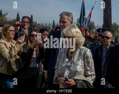 Ercolano, Italien. 1. April 2017. Camilla, Herzogin von Cornwall heute besuchten die Ausgrabungen von Herculaneum in kleine Stadt Ercolano, Naples. Als UNESCO-Weltkulturerbe ist bekannt als einer der wenigen alten Städte, die nun in viel von seiner ursprünglichen Pracht, sowie für verlorengegangen, zusammen mit Pompeji, Stabiae, Oplontis und Boscoreale, in der Ausbruch des Vesuvs im Jahr 79 n. Chr., die es begraben gesehen werden kann. Bildnachweis: Bledar Hasko/Pacific Press/Alamy Live-Nachrichten Stockfoto