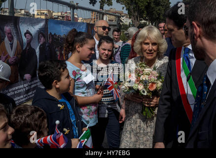 Ercolano, Italien. 1. April 2017. Camilla, Herzogin von Cornwall heute besuchten die Ausgrabungen von Herculaneum in kleine Stadt Ercolano, Naples. Als UNESCO-Weltkulturerbe ist bekannt als einer der wenigen alten Städte, die nun in viel von seiner ursprünglichen Pracht, sowie für verlorengegangen, zusammen mit Pompeji, Stabiae, Oplontis und Boscoreale, in der Ausbruch des Vesuvs im Jahr 79 n. Chr., die es begraben gesehen werden kann. Bildnachweis: Bledar Hasko/Pacific Press/Alamy Live-Nachrichten Stockfoto