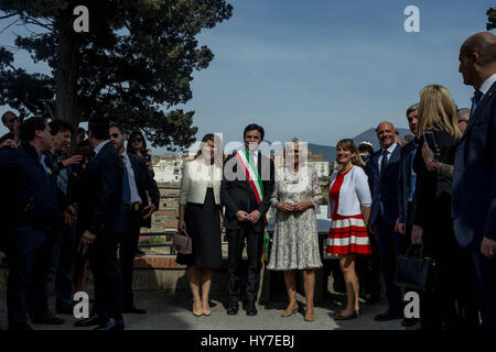 Ercolano, Italien. 1. April 2017. Camilla, Herzogin von Cornwall heute besuchten die Ausgrabungen von Herculaneum in kleine Stadt Ercolano, Naples. Als UNESCO-Weltkulturerbe ist bekannt als einer der wenigen alten Städte, die nun in viel von seiner ursprünglichen Pracht, sowie für verlorengegangen, zusammen mit Pompeji, Stabiae, Oplontis und Boscoreale, in der Ausbruch des Vesuvs im Jahr 79 n. Chr., die es begraben gesehen werden kann. Bildnachweis: Bledar Hasko/Pacific Press/Alamy Live-Nachrichten Stockfoto