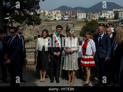 Ercolano, Italien. 1. April 2017. Camilla, Herzogin von Cornwall heute besuchten die Ausgrabungen von Herculaneum in kleine Stadt Ercolano, Naples. Als UNESCO-Weltkulturerbe ist bekannt als einer der wenigen alten Städte, die nun in viel von seiner ursprünglichen Pracht, sowie für verlorengegangen, zusammen mit Pompeji, Stabiae, Oplontis und Boscoreale, in der Ausbruch des Vesuvs im Jahr 79 n. Chr., die es begraben gesehen werden kann. Bildnachweis: Bledar Hasko/Pacific Press/Alamy Live-Nachrichten Stockfoto