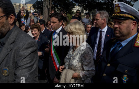 Ercolano, Italien. 1. April 2017. Camilla, Herzogin von Cornwall heute besuchten die Ausgrabungen von Herculaneum in kleine Stadt Ercolano, Naples. Als UNESCO-Weltkulturerbe ist bekannt als einer der wenigen alten Städte, die nun in viel von seiner ursprünglichen Pracht, sowie für verlorengegangen, zusammen mit Pompeji, Stabiae, Oplontis und Boscoreale, in der Ausbruch des Vesuvs im Jahr 79 n. Chr., die es begraben gesehen werden kann. Bildnachweis: Bledar Hasko/Pacific Press/Alamy Live-Nachrichten Stockfoto