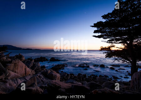 Pescadero Punkt Sonnenuntergang Blick entlang der berühmten 17 Mile Drive - Monterey, Kalifornien, USA Stockfoto