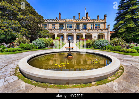 Bunte sonnigen Sommertag im königlichen botanischen Garten von Sydney mit Brunnen und Blick auf historischen kolonialen Palast in der Hauptstadt von New South Wales. Stockfoto