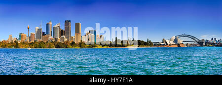 Sydney Stadtbild vom Wolkenkratzer überragt königlichen botanischen Garten Harbou Bridge und Norht Sydney in weiten Panoramablick auf sonnigen Sommertag. Stockfoto