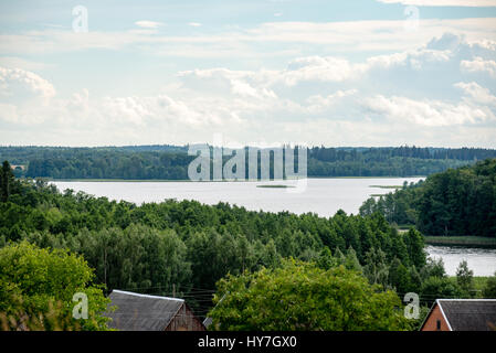 Landschaft-Felder im Herbst mit Wäldern im Hintergrund und Wolken Stockfoto