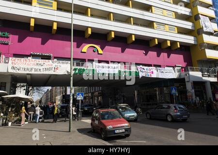 Berlin, Berlin, Deutschland. 1. April 2017. Bewohner Kundgebung gegen den Verkauf von '' Neue Kreuzberger Zentrum'' (NKZ) am Kottbusser Tor auf private, angeblich internationale Immobilien-Investor. Rund 1200 Menschen leben in 295 Mietobjekte im Gebäude, es wurde als Modellprojekt im Jahr 1974 eröffnet, es bald zu einem sozialen Brennpunkt. Bildnachweis: Jan Scheunert/ZUMA Draht/Alamy Live-Nachrichten Stockfoto
